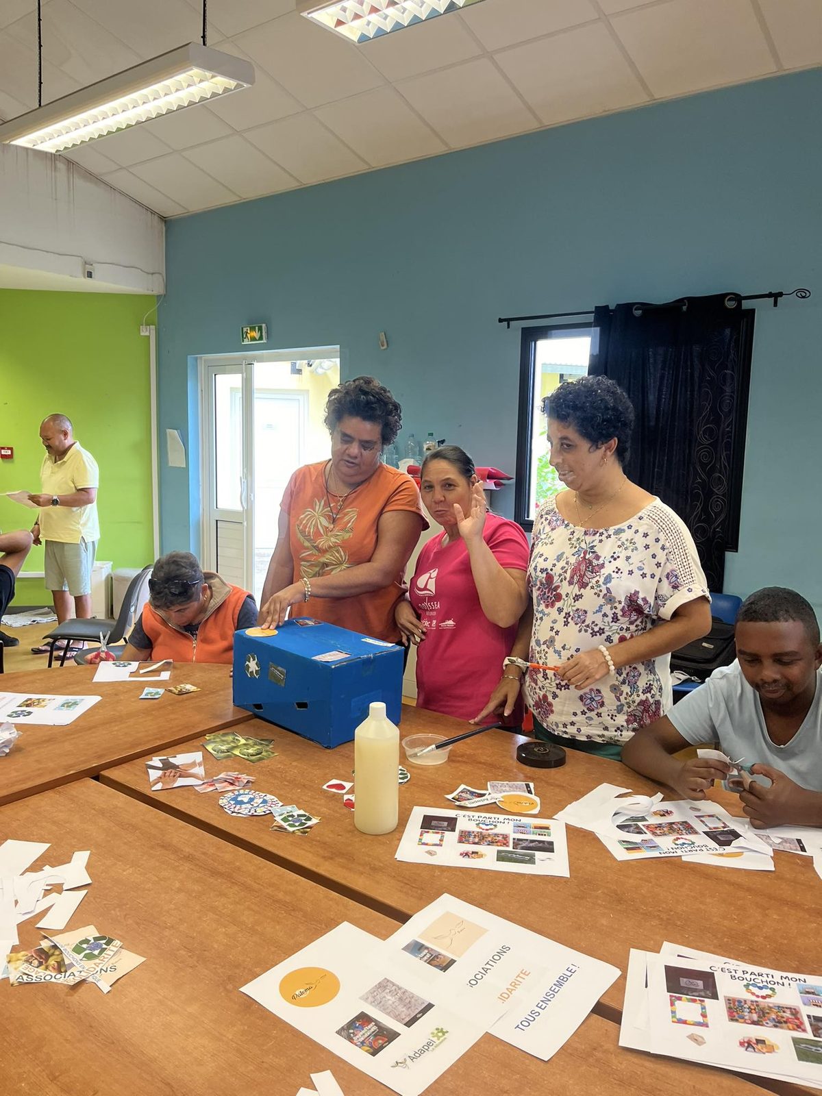 Atelier de décoration des boîtes de collecte
