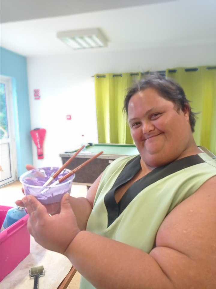 Une résidente pendant l'atelier peinture